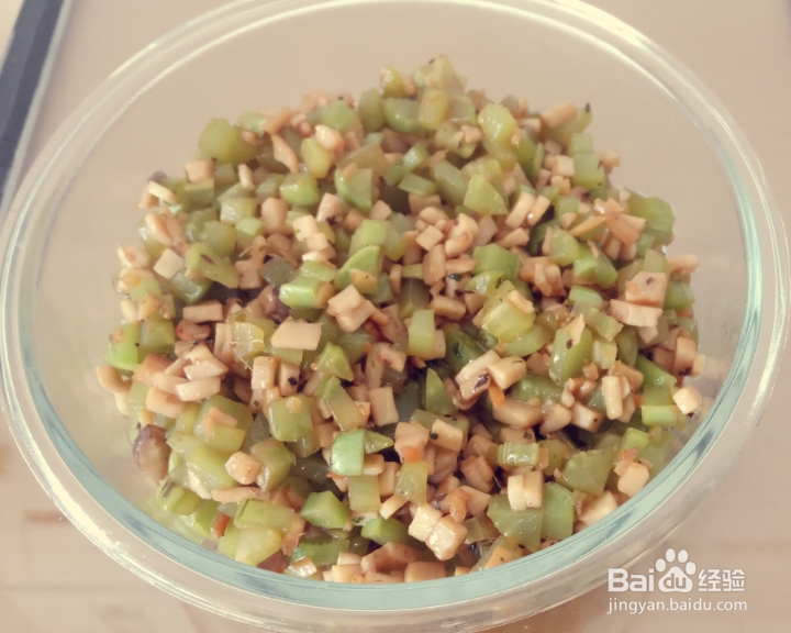 看完就会的杏鲍菇莴笋丁拌饭