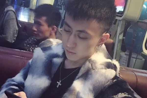 为什么称秦奋为沪上皇