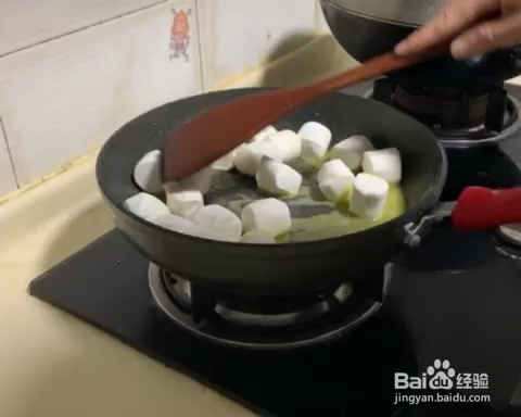 这样做纽扣夹心饼