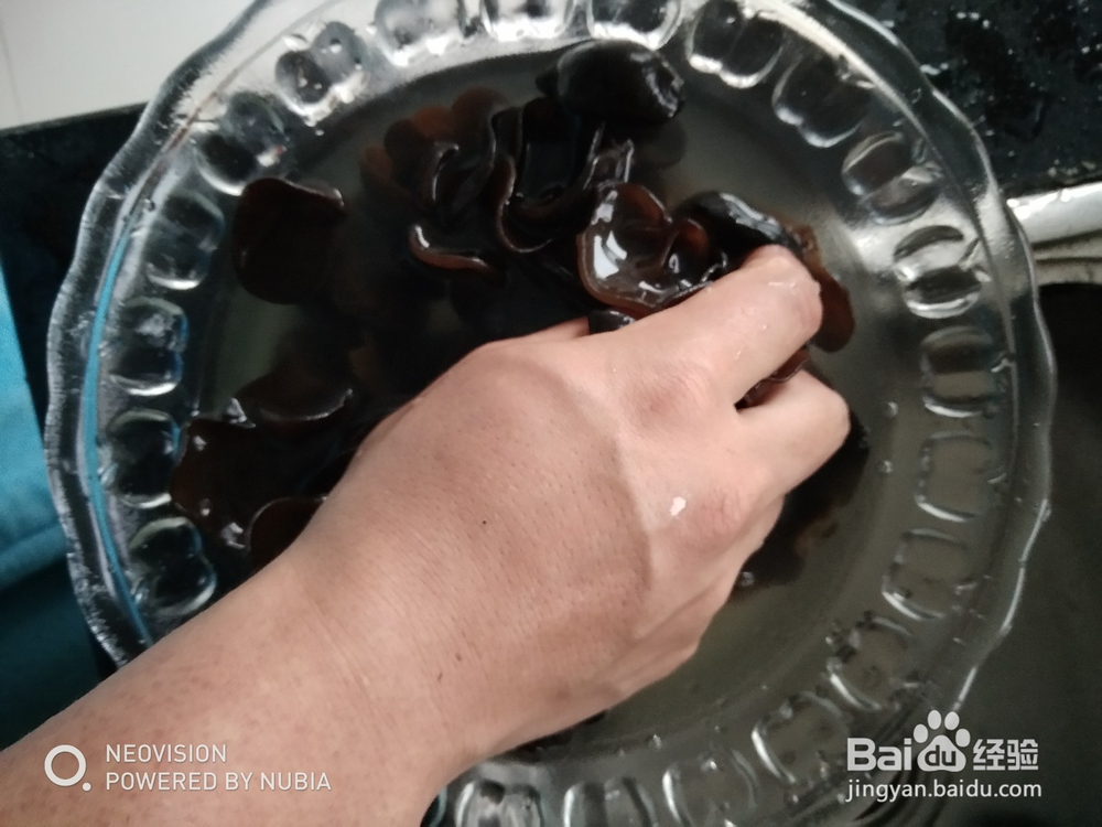 泡发木耳过水焯方法