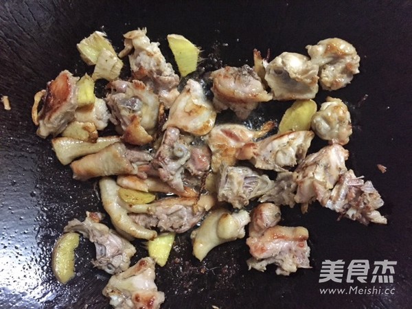 板栗焖鸡的做法