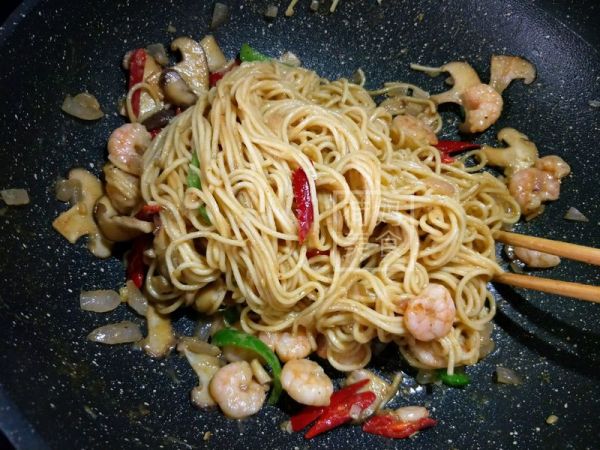 沙茶酱虾仁炒面