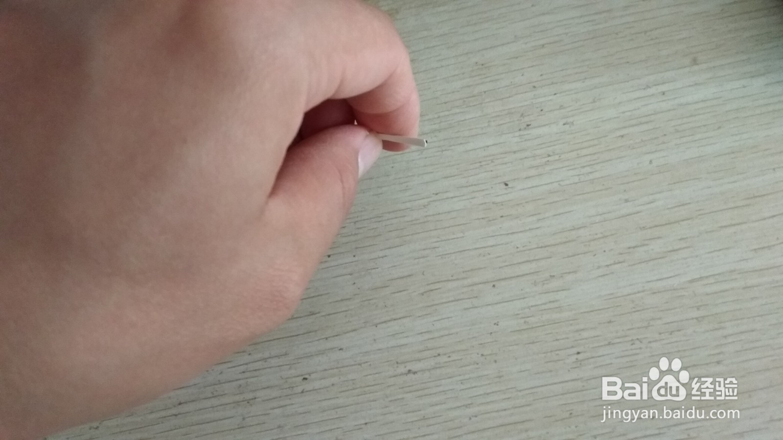 如何用一条细长的硬卡纸做简易的中性笔的支架
