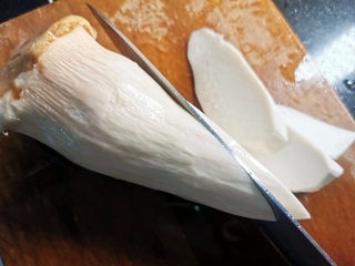 杏鲍菇炒肉丝的做法