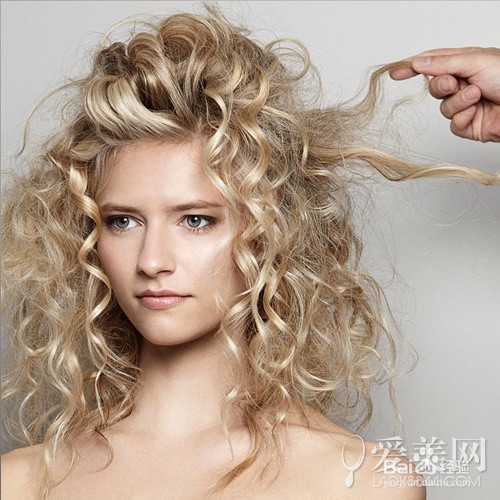 5步搞定浪漫时尚新娘盘发