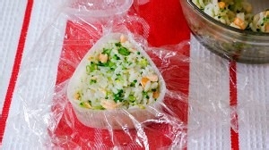 西兰花三文鱼饭团的做法