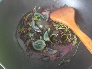 红苋菜皮蛋煲怎么做？