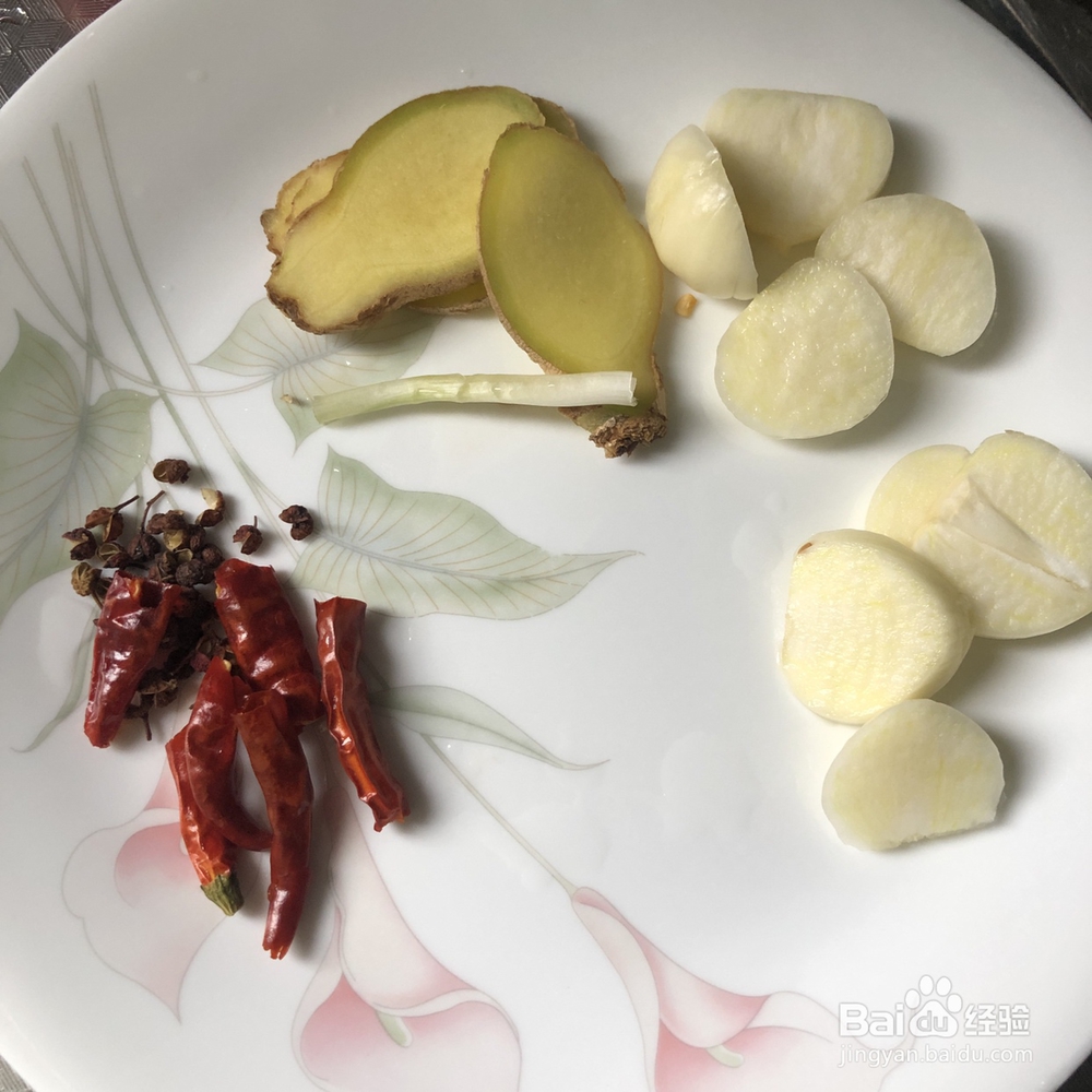 不费事做腊肉包菜粉丝