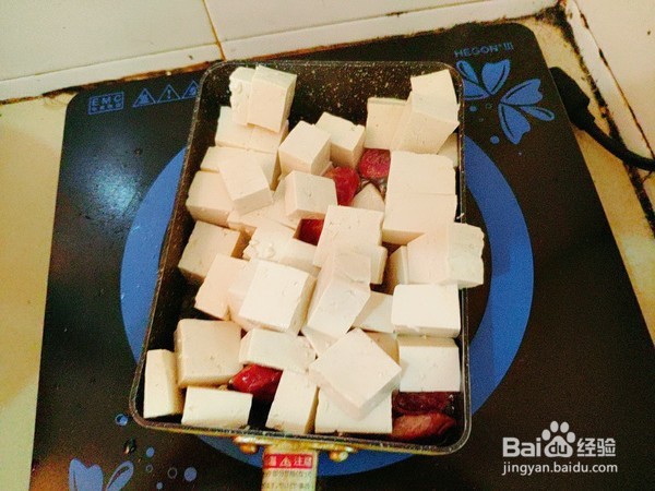 怎样做出一道美味下饭的腊肠煎豆腐