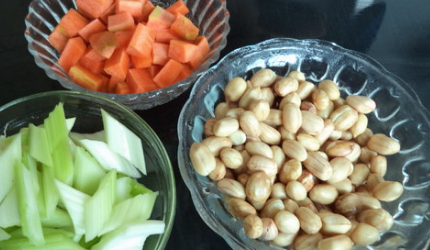 芹菜水煮花生米怎么做