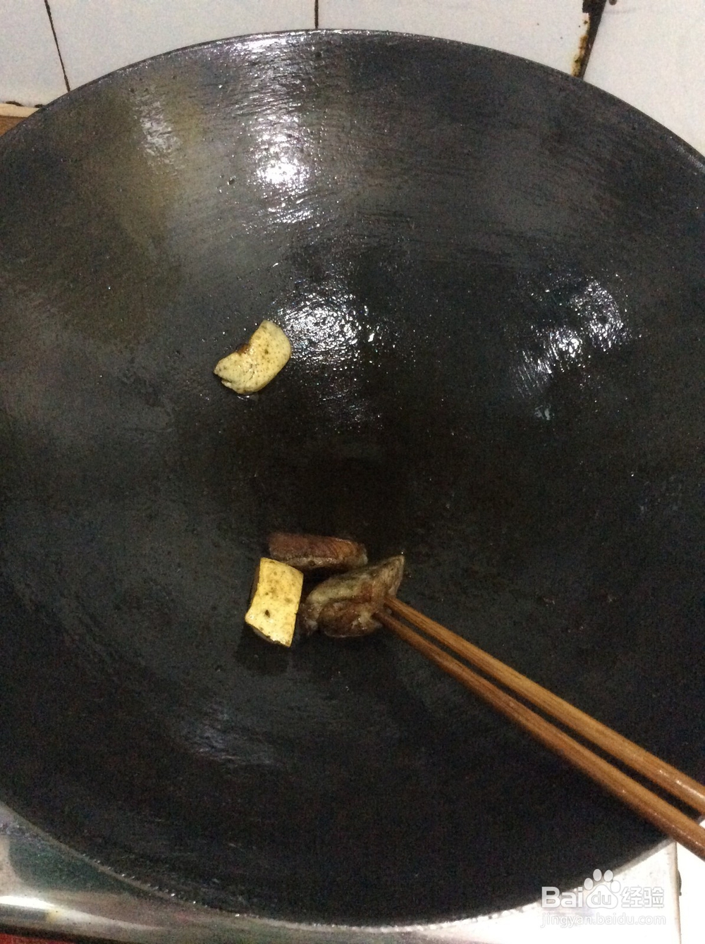 如何给新铸铁锅开锅，新铸铁锅的开锅方法