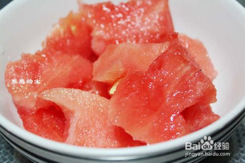 个人在家制作微夏私语酸奶西瓜奶昔的步骤