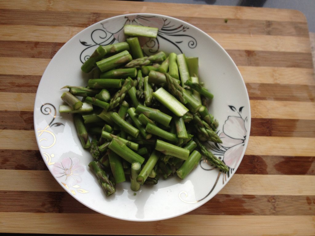 好吃的芦笋炒肉片的做法，咬下去满满的的都是幸福