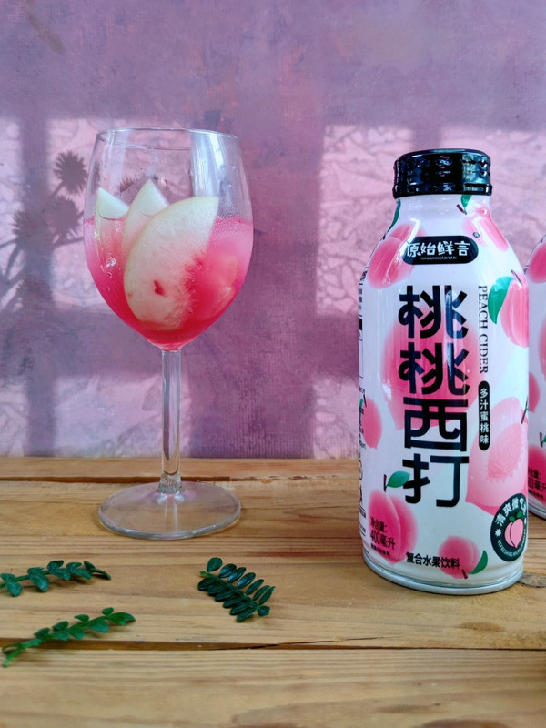 莓桃西打气泡饮