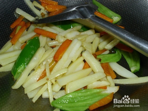 土豆炒胡萝卜的做法