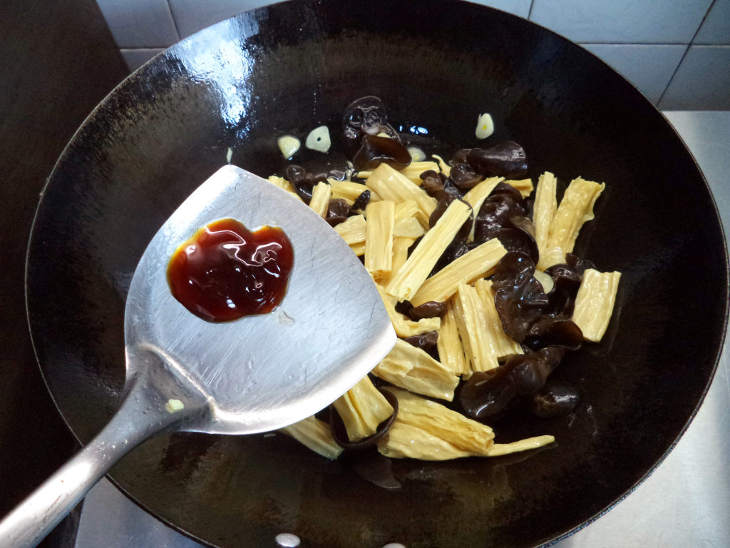 教你做腐竹木耳,喜欢吃的赶紧学起来