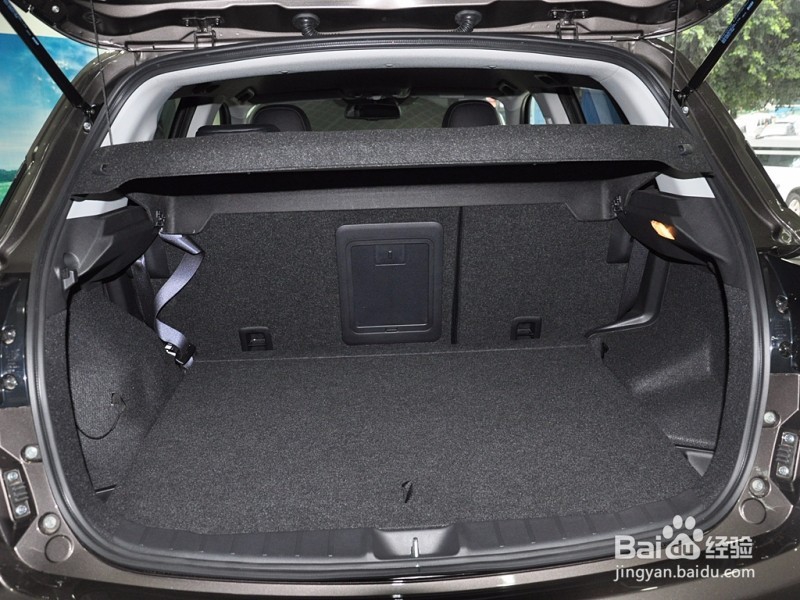 汽车大灯连闪三下什么意思？