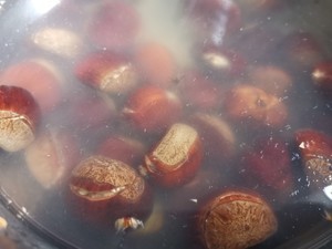 秋冬板栗炖鸡汤