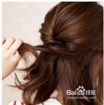 简单时尚半扎发发型的打造