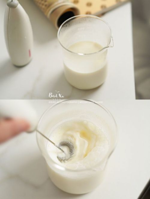 水牛奶/牛奶加热,打发奶泡