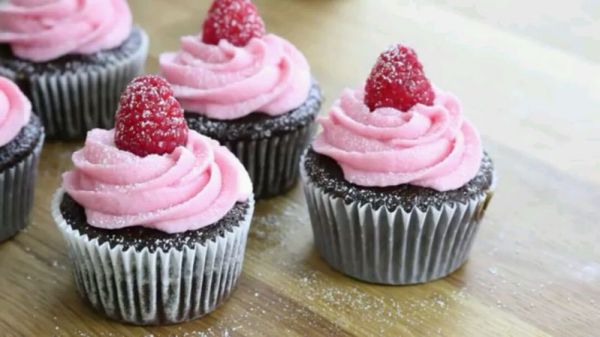 巧可力覆盆子杯子蛋糕