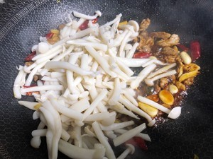 海鲜菇炒肉的做法