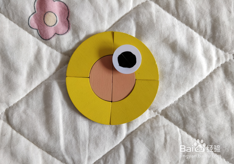 用幼儿积木怎么拼一只窝里拍翅膀的鸟儿？