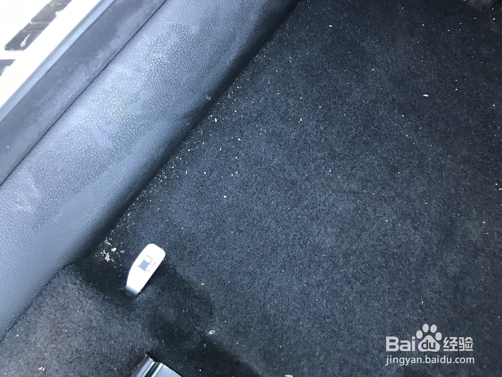 <b>汽车内车垫灰尘颗粒如何清理</b>