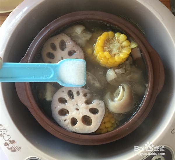 莲藕玉米煲猪蹄的做法