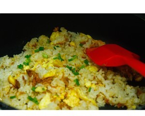 金枪鱼蛋炒饭的做法