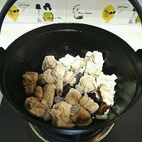 在家制作美味的苦瓜烧排骨