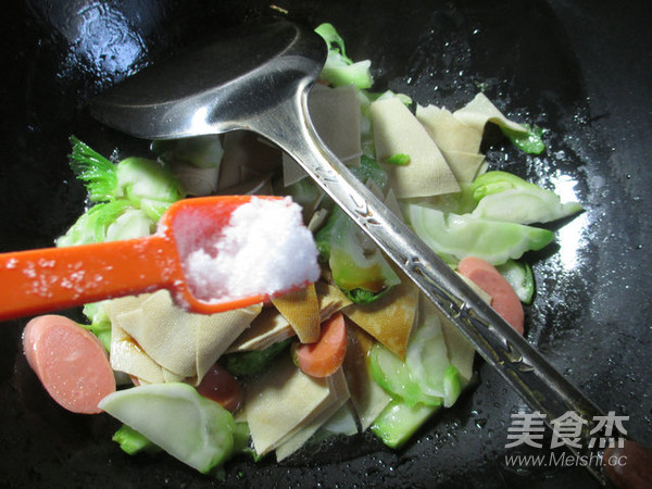 火腿肠千张炒儿菜