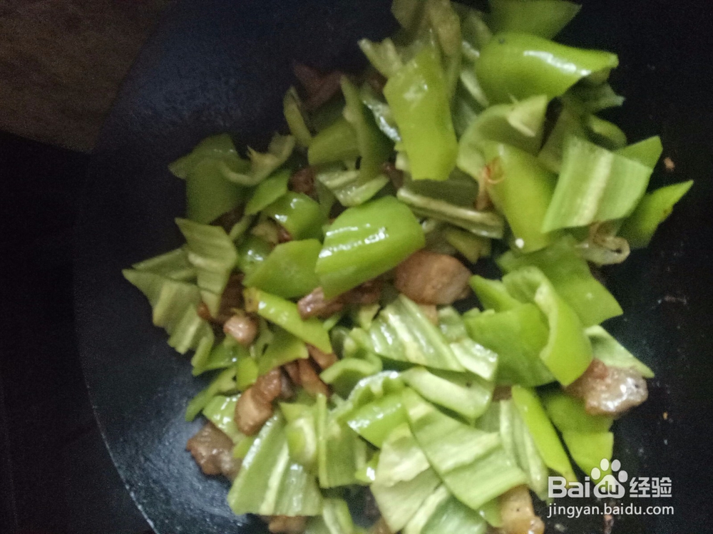 炸肉片炒青椒木耳的家常做法