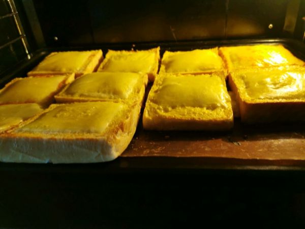 芝士沙拉烤吐司片