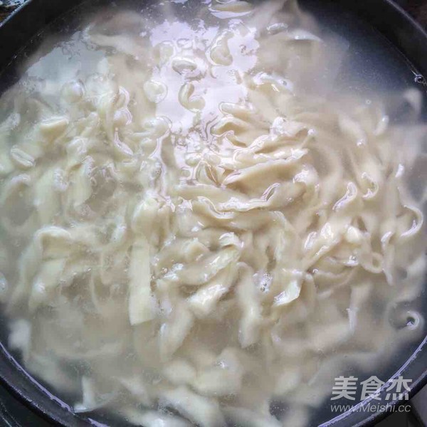蒜苗炒猪肝拌面