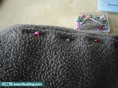 怎样用旧衣服改造DIY小熊袜子拖鞋？