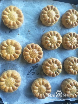 蛋黄豆沙月饼的做法