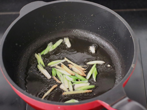 槐花鸡蛋海虹小炒
