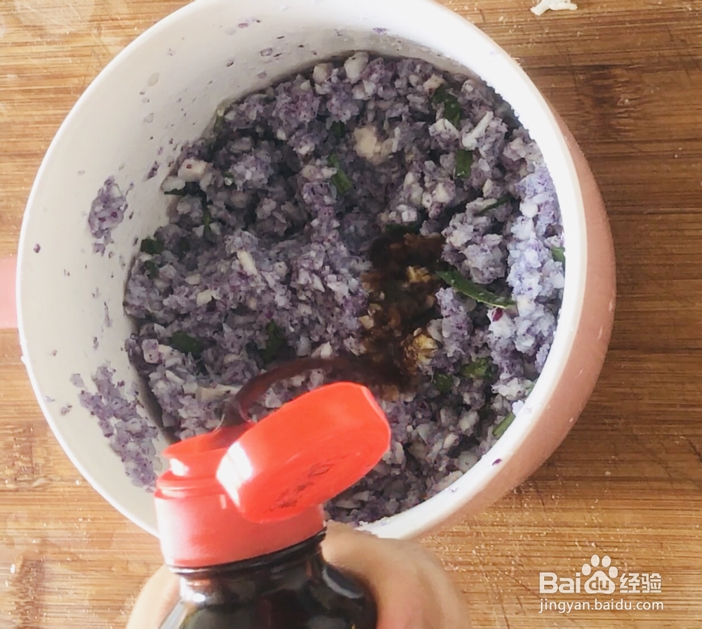 又酥又香的鸡胸肉紫甘蓝包子