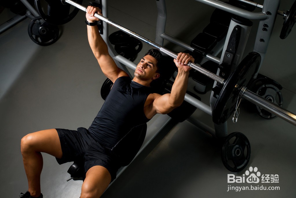 如何快速锻炼胸肌