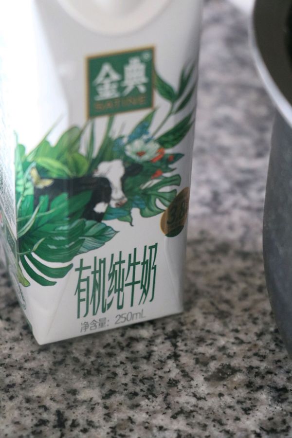 燕麦牛奶黑米团