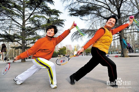 柔力球倒握拍的技巧