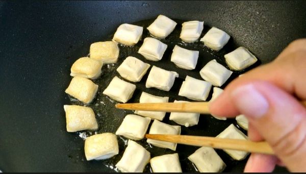 金针菇石屏豆腐煲