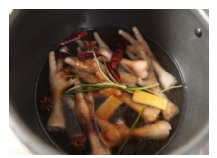 高压锅炖鸡爪的做法