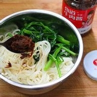 香辣牛肉酱蔬菜拌面