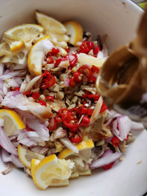 手撕柠檬鸡腿肉