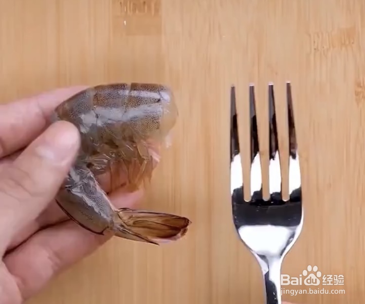 如何快速剥掉虾壳