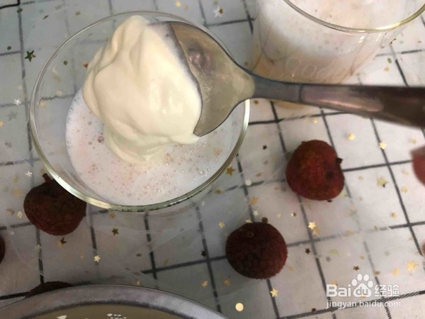 奶盖荔枝绿茶的做法