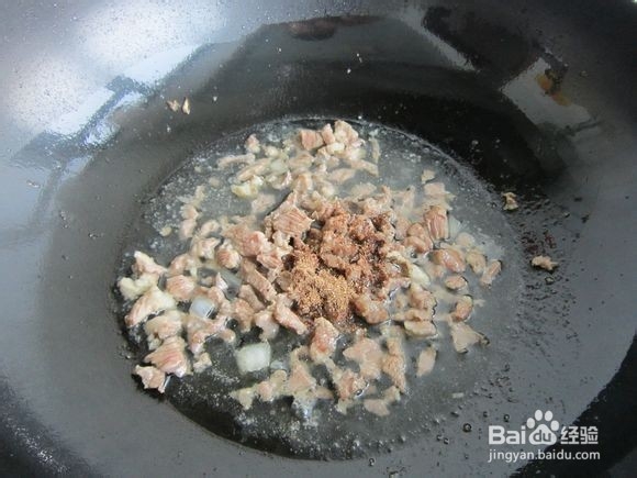 辣皮子滚肉菠菜面做法