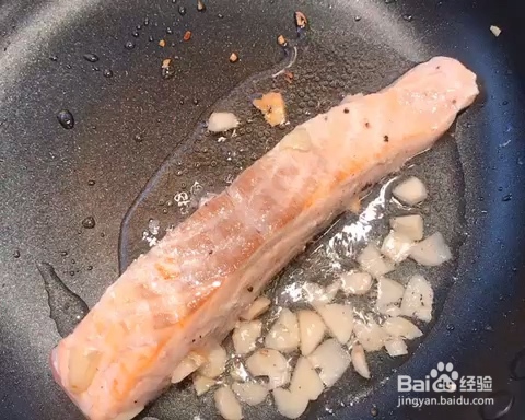 怎么做蒜煎三文鱼芦笋?低脂轻食？